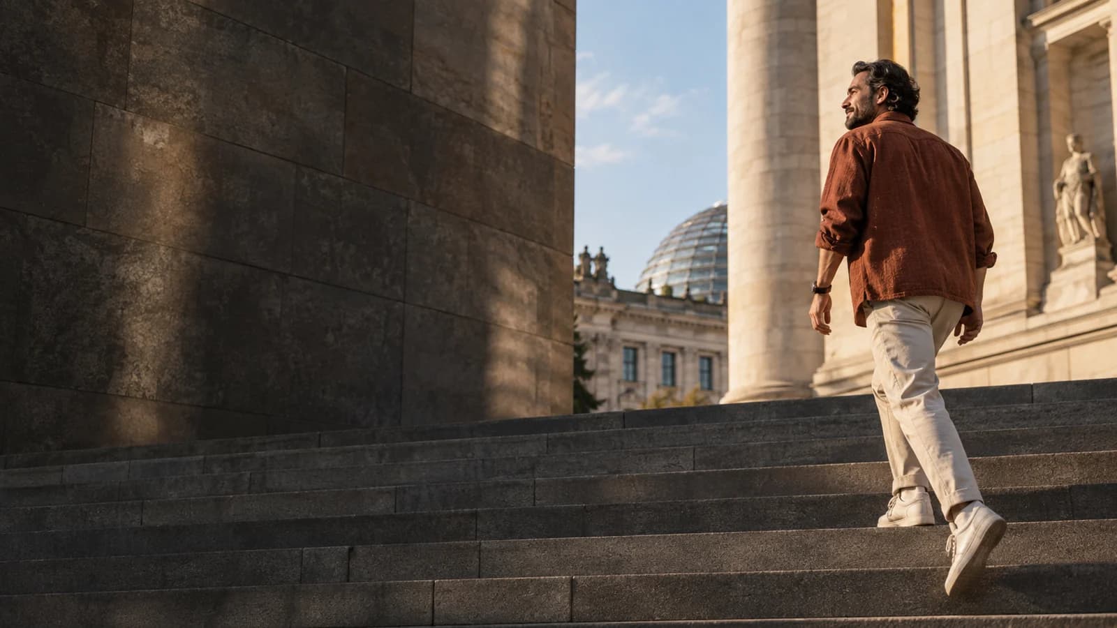 Bewegung im Alltag auf einer Berliner Treppe im warmen Nachmittagslicht